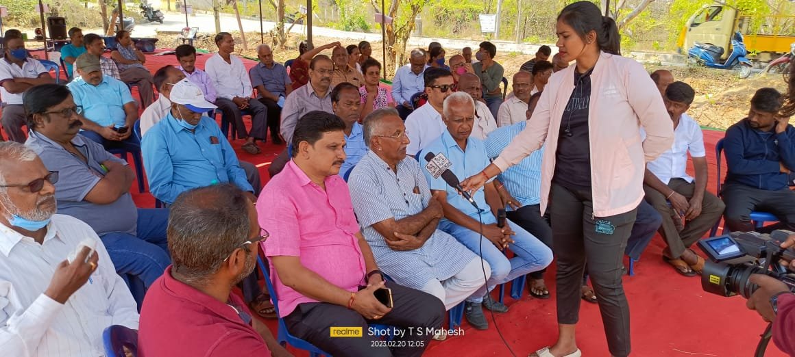 Banashankari 6th Phase Residents Welfare Development Association office bearers and members.  Residents and villagers joined hands to permanently close the Lingadheeranahalli solid waste disposal unit and continued their protest against the BBMP 7th day