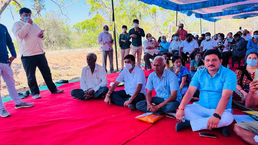 Banashankari Sixth Phase Residents' Welfare Development Association and residents and surrounding villagers started a continuous protest against Lingadheeranahalli solidWaste Unit and BBMP. First day's picture: